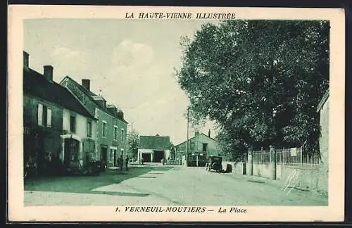 AK Verneuil-Moutiers, La Place avec maisons et arbre majestueux