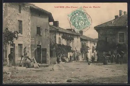 AK Vayres, Place du Marché animée avec commerces et passants