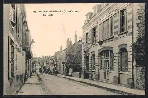 AK Saint-Yrieix-la-Perche, La Poste et rue animée