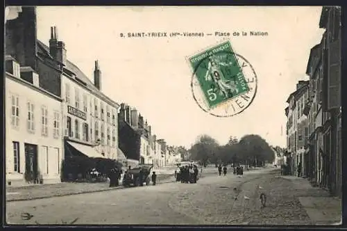 AK Saint-Yrieix, Place de la Nation avec passants et bâtiments adjacents