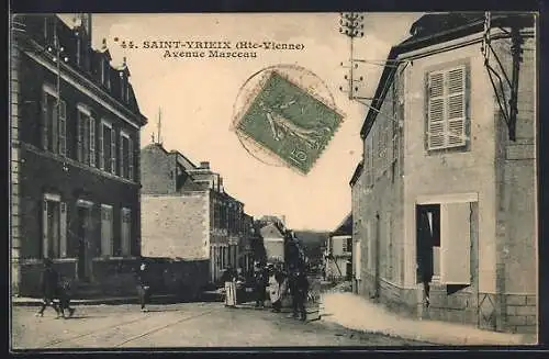 AK Saint-Yrieix, Avenue Marceau animée et bâtiments historiques