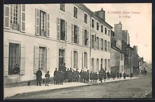 AK Saint-Yrieix, Le Collège avec des élèves devant l`entrée