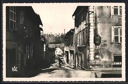 AK Saint-Laurent-sur-Gorre, Vue de la Grande Rue avec charrette et bâtiments anciens