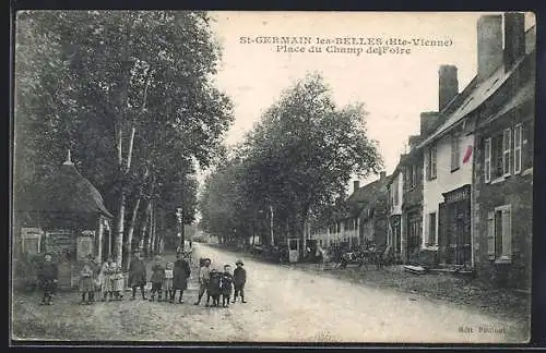 AK Saint-Germain-les-Belles, Place du Champ de Foire avec des enfants et maisons alignées