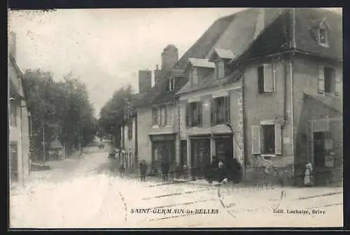 AK Saint-Germain-les-Belles, Vue de la rue principale avec maisons et arbres