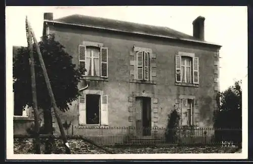 AK Saint-Bonnet-Briance, La Mairie avec facade et jardin à l`avant