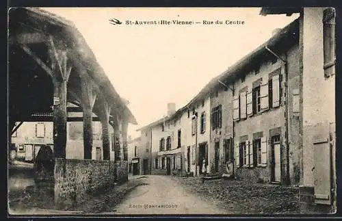 AK Saint-Auvent, Rue du Centre avec maisons traditionnelles et halle en bois