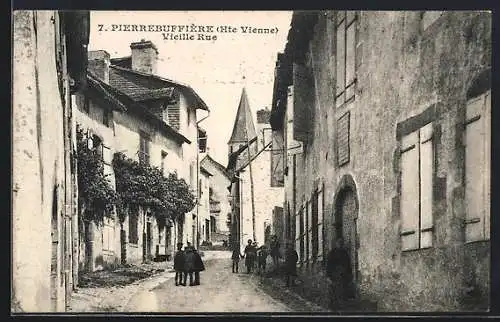 AK Pierre-Buffière, Vieille Rue animée avec passants et maisons traditionnelles