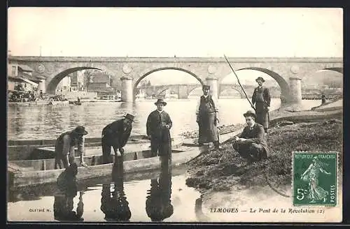 AK Limoges, Le Pont de la Révolution avec des pêcheurs au bord de la rivière