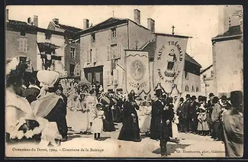 AK La Bazeuge, Ostensions du Dorat 1901, procession avec bannières devant les maisons du village