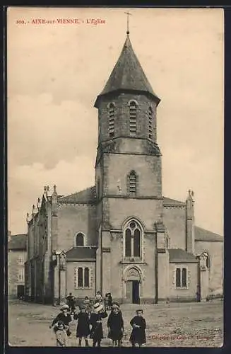 AK Aixe-sur-Vienne, L`Église et groupe de villageois devant l`entrée