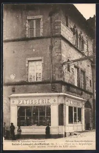 AK Saint-Léonard-de-Noblat, Vieille maison et pâtisserie du XIIIe siècle, place de la République