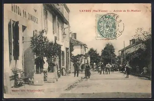 AK Vayres, Arrivée de St-Mathieu avec vue sur la rue animée et le café local