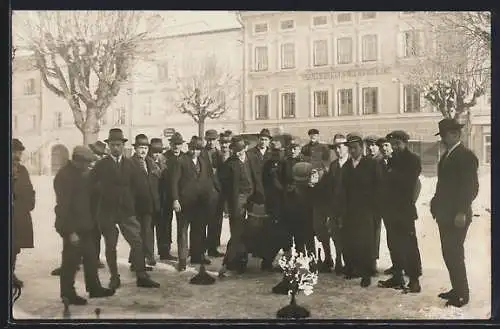 Foto-AK Uttendorf, Männer beim Curling vor Wegscheiders Hutfabrik