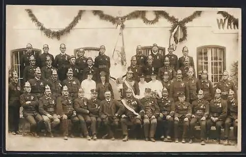 Foto-AK Obermiething, Gruppenbild der Feuerwehr zu einer Festivität