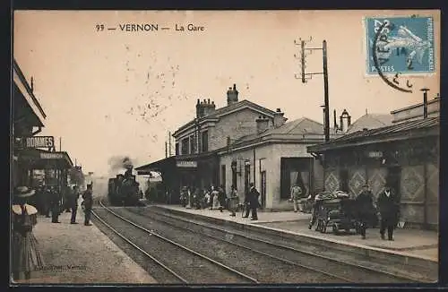 AK Vernon, La Gare, Bahnhof mit ankommendem Zug