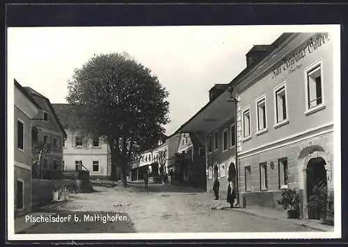 AK Pischelsdorf b. Mattighofen, Strassenpartie mit Gasthof Karl Berghamer