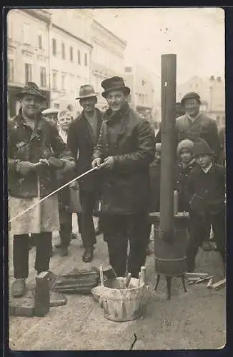 Foto-AK Uttendorf, Arbeiter auf der Strasse