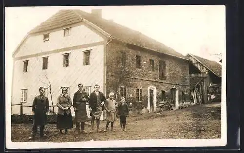 Foto-AK Oberholzing, Bewohner vor grossem Hofhaus