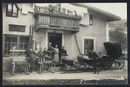 Foto-AK Uttendorf, Einwohner vor einem Haus