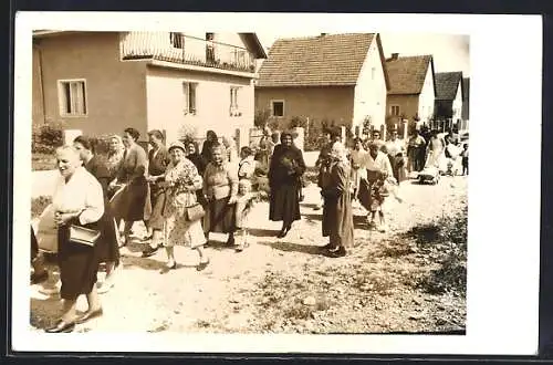 Foto-AK Stadl-Paura, Menschenzug in der Gutenbrunn-Siedlung