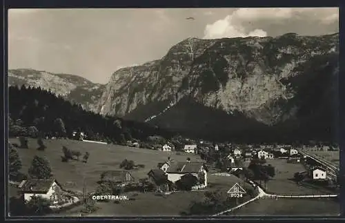 AK Obertraun, Ortsansicht mit Bergblick