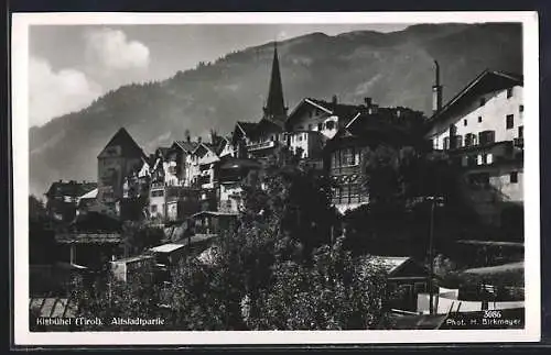 AK Kitzbühel /Tirol, Altstadtpartie mit Blick zur Kirche