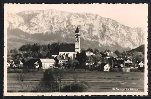 AK St. Georgen im Attergau, Ortsansicht mit Gebirge dahinter