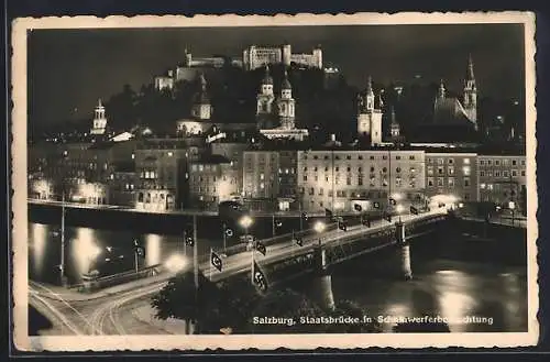 AK Salzburg, Staatsbrücke in Scheinwerferbeleuchtung