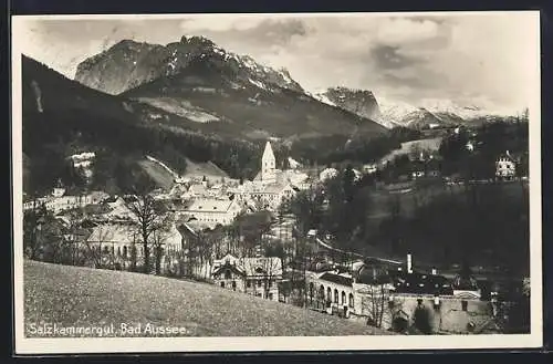 AK Bad Aussee i. Salzkammergut, Totalansicht von einen Berg aus