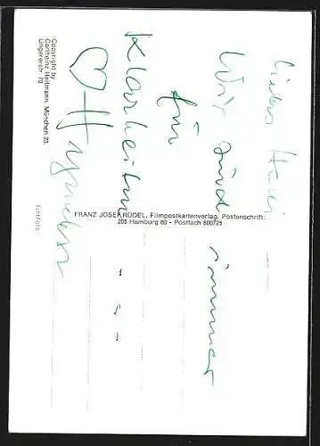 AK Schauspieler Maximilian Wolters in die Kamera lächelnd mit Autogramm