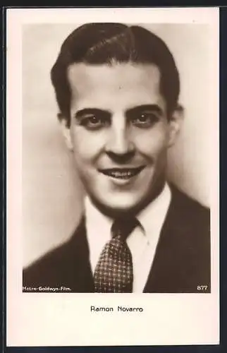 AK Schauspieler Ramon Novarro in die Kamera lächelnd