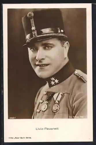 AK Schauspieler Livio Pavanelli in Uniform mit Orden und Hut