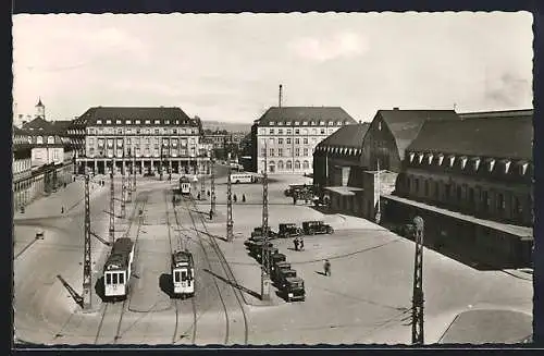 AK Karlsruhe, Strassenbahnen auf dem Bahnhofsplatz