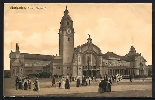 AK Wiesbaden, Neuer Bahnhof mit Passanten