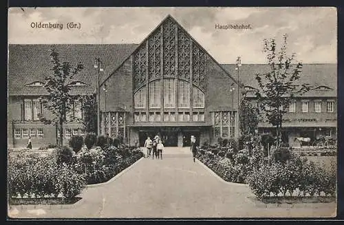 AK Oldenburg /Gr., Hauptbahnhof mit Passanten