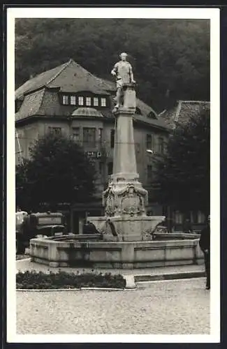 AK Suhl /Thür., Waffenschmied Brunnen