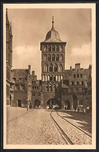 AK Lübeck, Strassenpartie am Burgtor