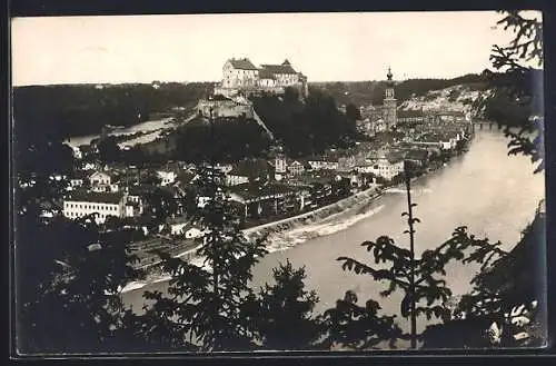 AK Burghausen a. d. Salzach, Ortsansicht mit Fluss und Blick auf die Burg