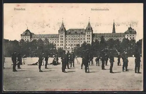 AK Dresden-Neustadt, Soldaten in Uniform vor der Schützenkaserne