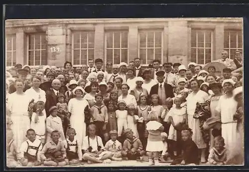 Foto-AK Borkum, Sommerfrischler vor Wandelhalle und Pavillon 1920