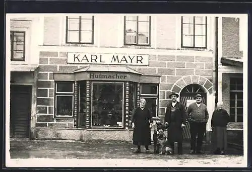 Foto-AK Uttendorf, Hutmacher Karl Mayer mit Familie vor seinem Geschäft