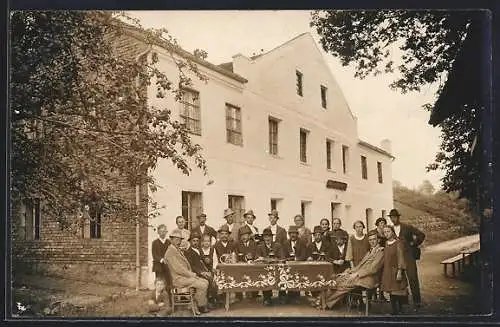 Foto-AK Moosbach, Gesellschaft vor einem Haus