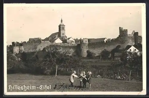 AK Hildesheim /Eifel, Ortsansicht mit Kirche und Burg