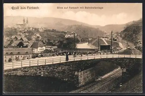 AK Forbach, Blick auf Forbach mit Bahnhofanlage