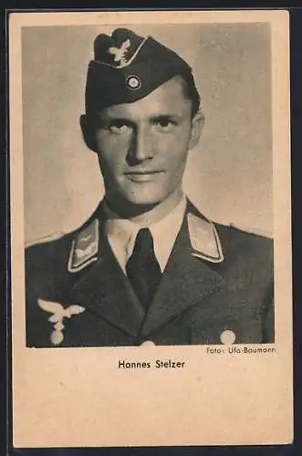 AK Schauspieler Hannes Stelzer in Luftwaffen-Uniform posierend