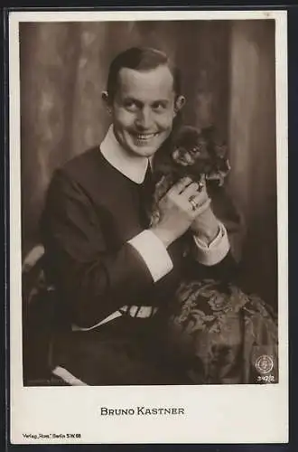 AK Bruno Kastner mit kleinem Hund auf dem Arm