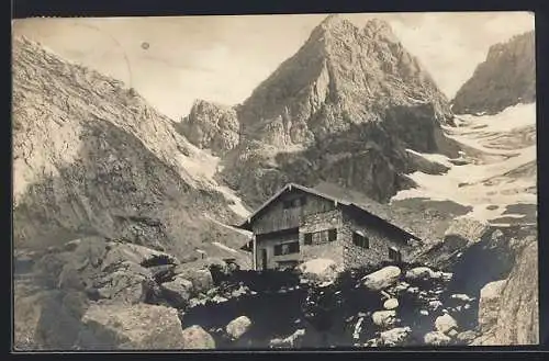 AK Blaueishütte, Hütte gegen Berggipfel