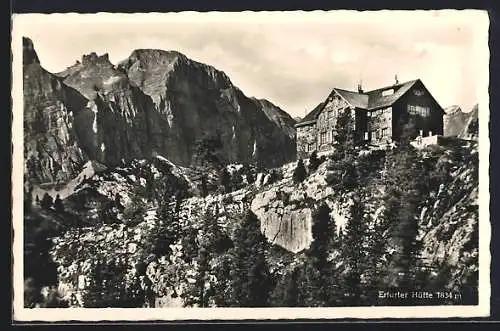 AK Erfurter Hütte am Achensee, Berghütte im Sonnenschein