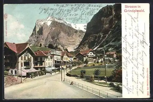 AK Grindelwald, Blick von Strasse auf Häuser, Hotel und Gebirge